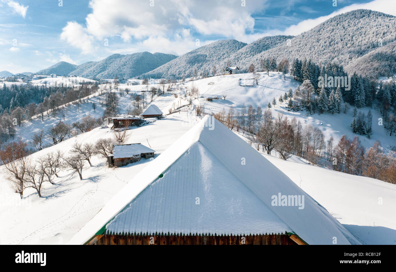 Inverno in Romania tradizionali case contadine coperte di neve in Sirnea villaggio nei pressi di crusca e Brasov, Transilvania, Romania Foto Stock