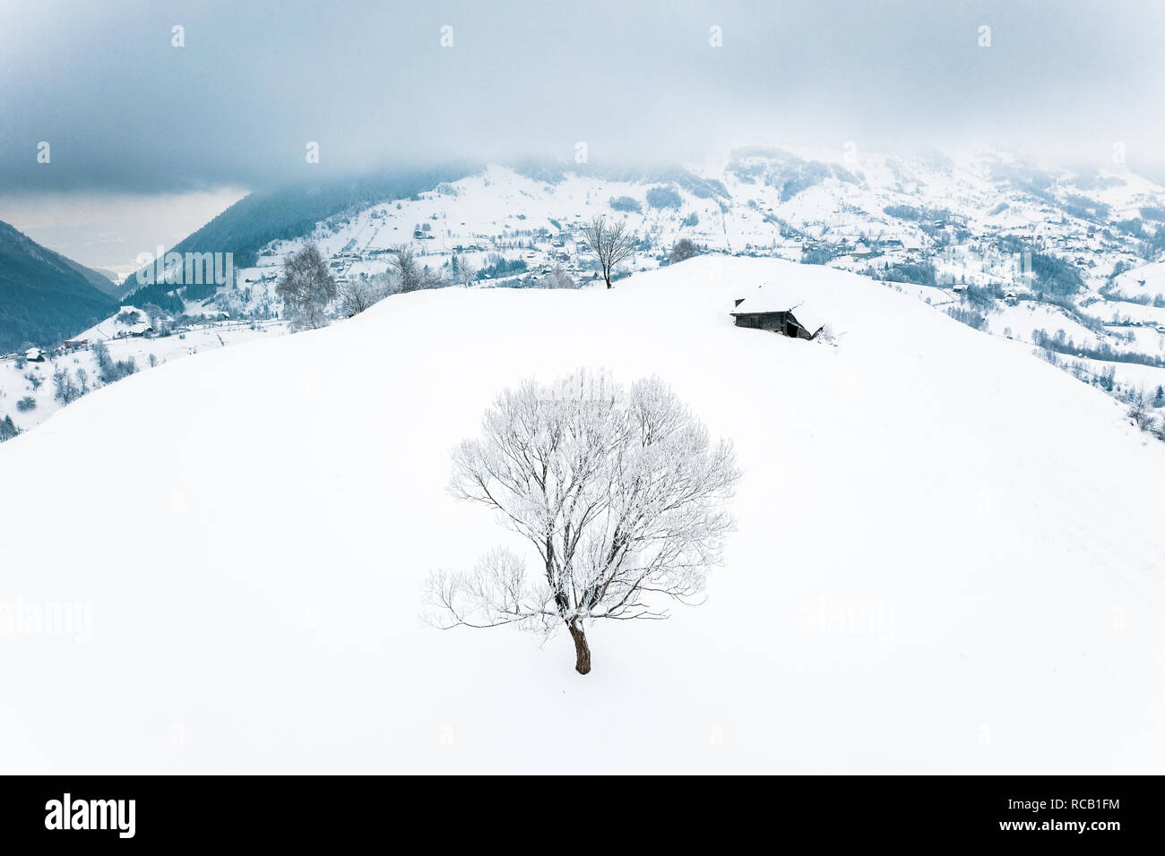In inverno il tradizionale nei villaggi delle montagne dei Carpazi, Romania Foto Stock