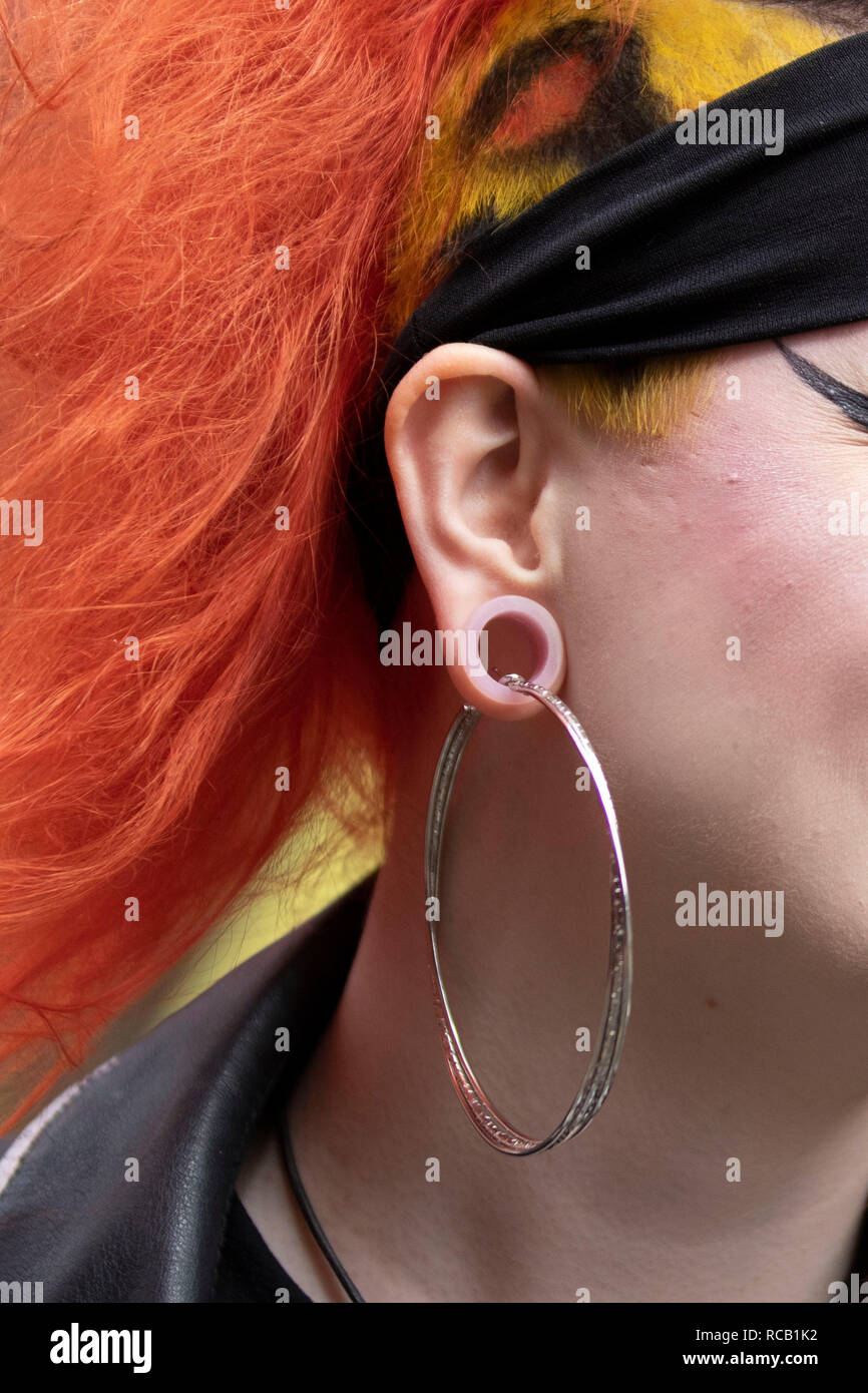 Orecchio stretching, lobo "Tarature" in Blackpool, Lancashire, Regno Unito. Iska con orecchi perforati, inserti in plastica e indossando grande orecchio anelli, da Birminham. La Ribellione festival più grande del mondo punk festival inizia come migliaia di punks arrivare in Blackpool international per il punk rock alternativa festival musicali. All inizio del mese di agosto di Blackpool Winter Gardens ospita una massiccia line up di bande, ventilatori e Mohawk-sporting bilancieri. Foto Stock