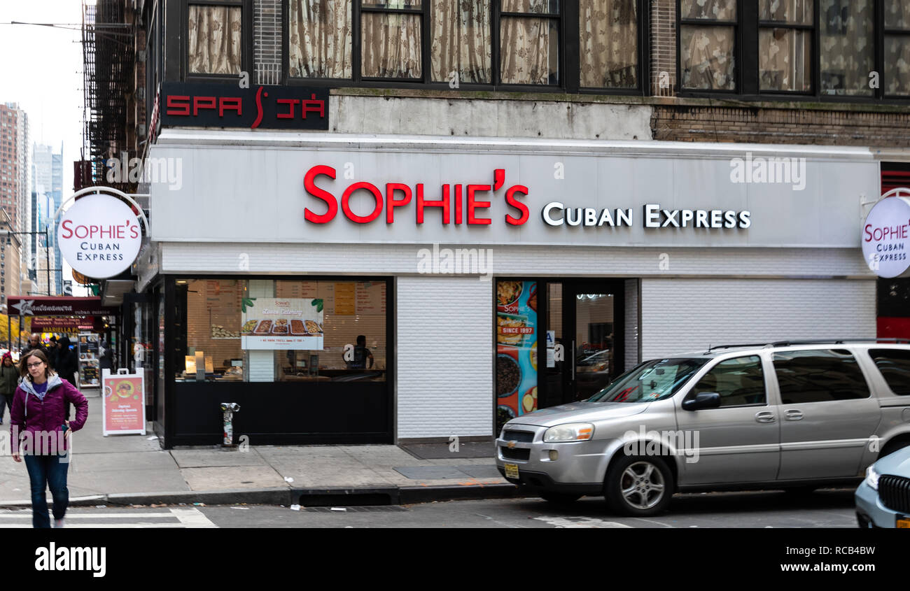 La città di New York, Stati Uniti - 17 Novembre 2018: l'ingresso al Sophies ristorante cubano all'angolo con la 8th Avenue e West 56th Street Foto Stock