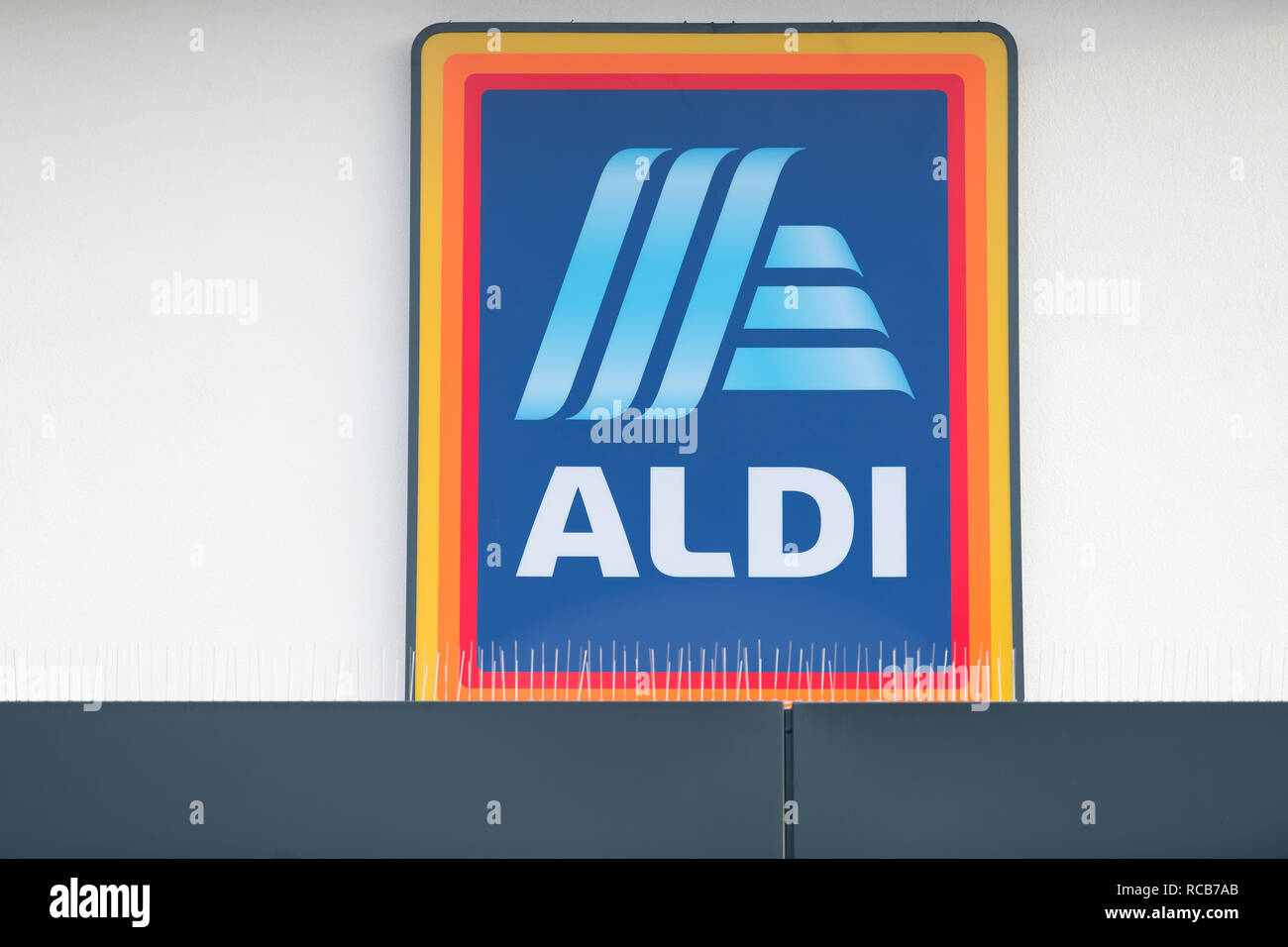 Un negozio ALDI segno con un bianco sfondo semplice nel Regno Unito. Foto Stock