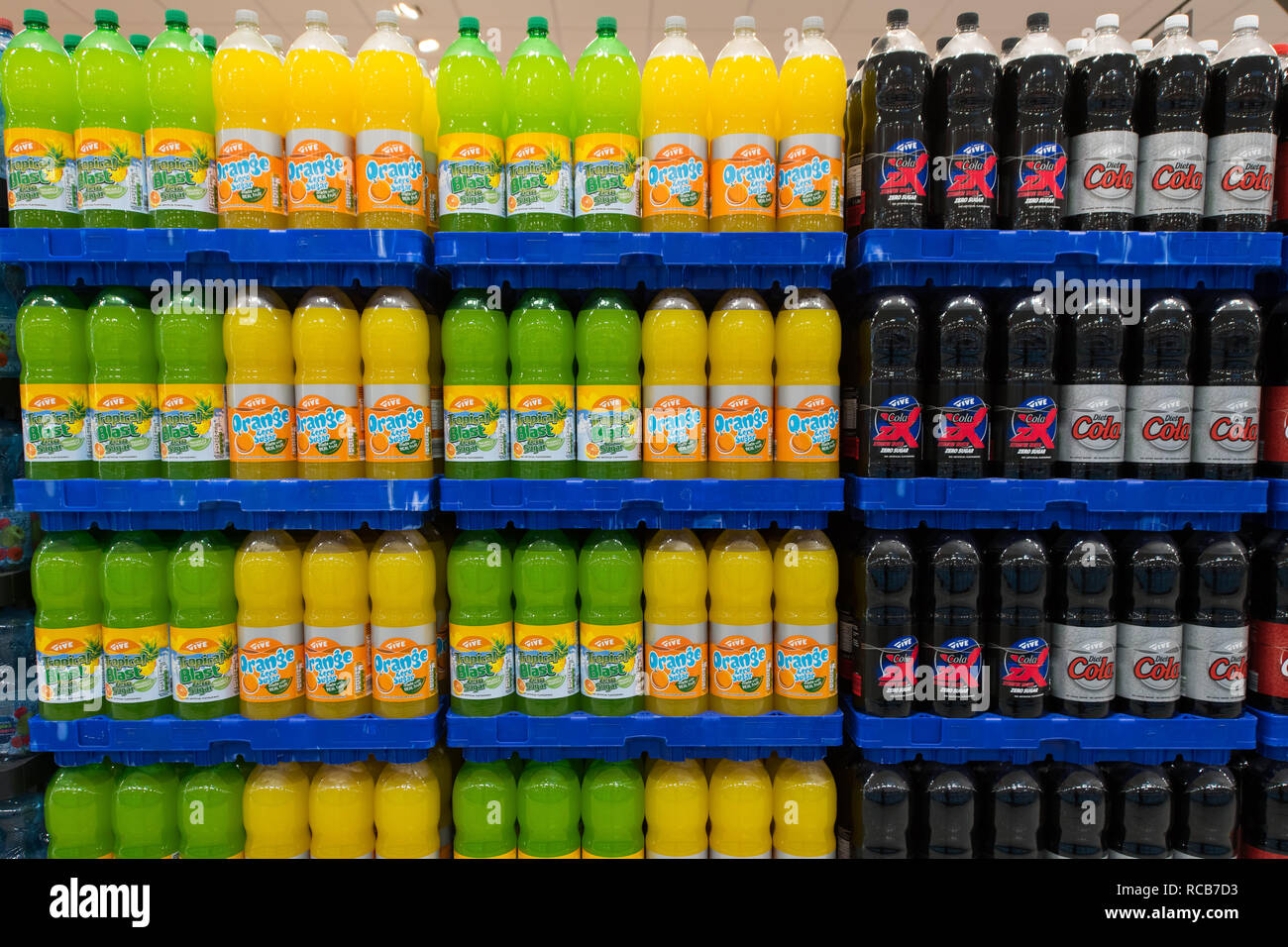 Zuccherini frizzanti bevande malsane sul display su un ripiano in un supermercato store shop nel Regno Unito. Foto Stock