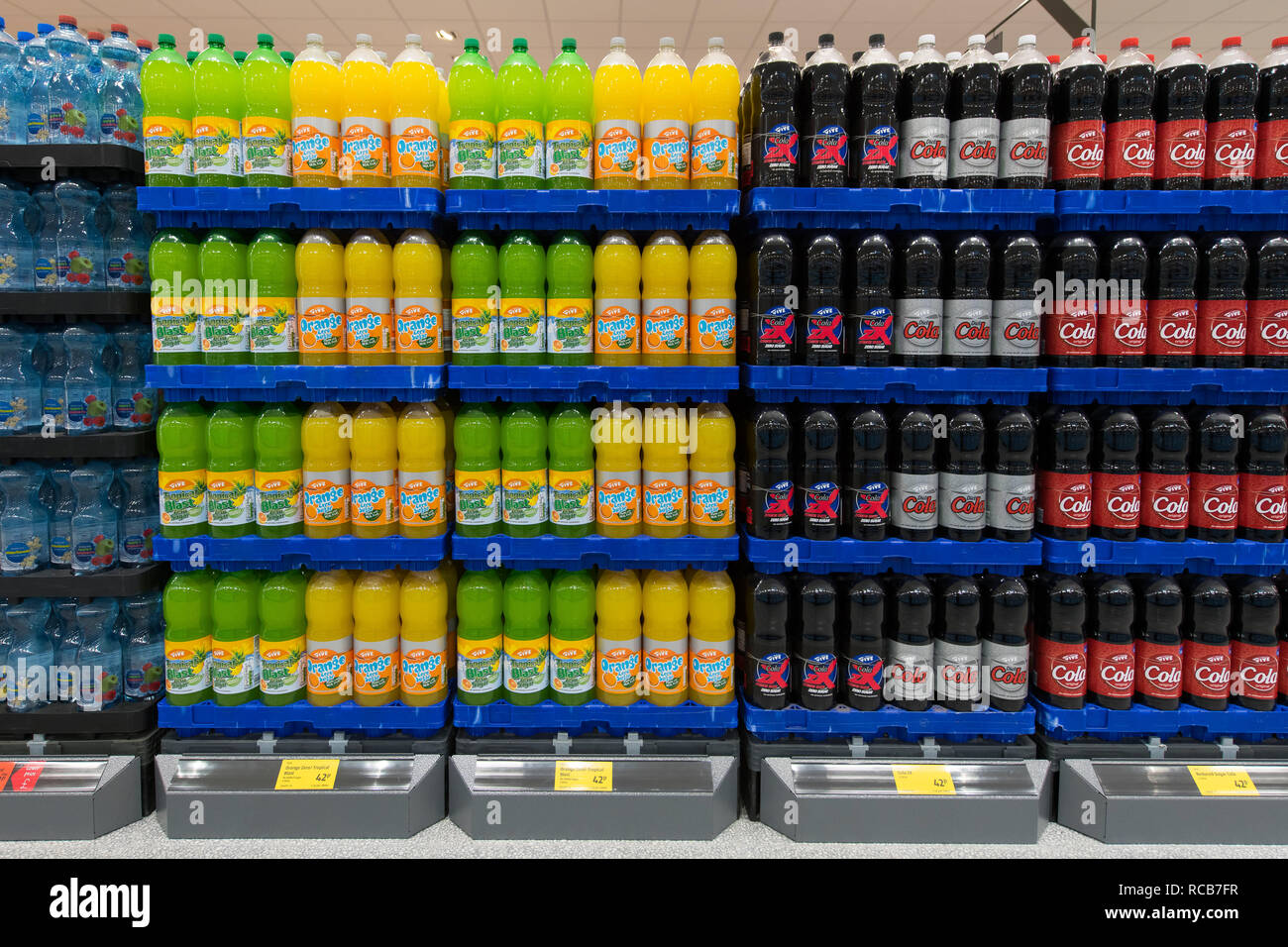 Zuccherini frizzanti bevande malsane sul display su un ripiano in un supermercato store shop nel Regno Unito. Foto Stock