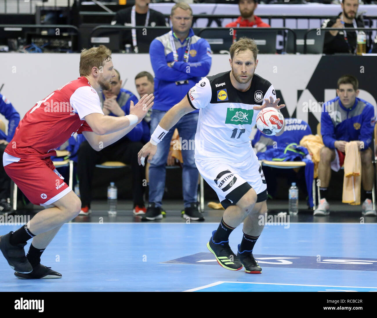 Berlino, Germania. Xiv gen, 2019. Pallamano IHF Uomini del Campionato del Mondo: Russia v Germania. La Germania a destra indietro Steffen Weinhold comanda la sfera verso l'obiettivo Credito: Mickael Chavet/Alamy Live News Foto Stock