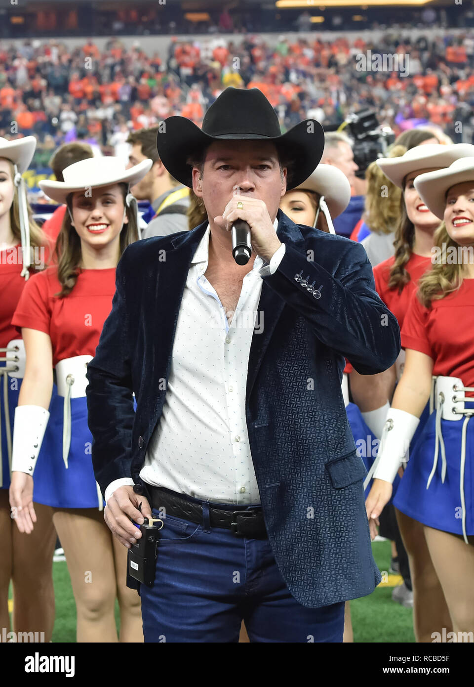 Arlington, TX, Stati Uniti d'America. 29 Dic, 2018. Country e Western star della musica il camminatore di argilla alla NCAA Football Cotton Bowl tra la Clemson Tigers e la Cattedrale di Notre Dame Fighting Irish di AT&T Stadium di Arlington, TX. (Assoluta fotografo completo & Company Credit: Joe Calomeni/MarinMedia.org/Cal Sport Media) Credito: csm/Alamy Live News Foto Stock