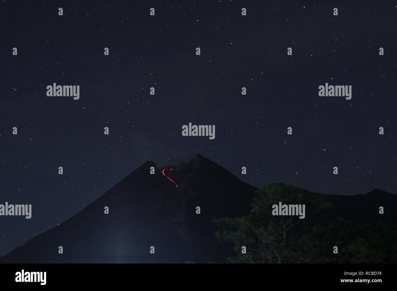 Klaten, Giava centrale, Indonesia. Xii gen, 2019. Lava incandescente fatto scorrere dalla nuova cupola lavica alla sommità del Monte Merapi, strisciare la cupola parete verso il fiume Gendol sul lato sud-est del picco di montagna, monitorati dalla frazione Balerante, Kemalang, Klaten, Domenica, 13 gennaio 2019 la mattina. La serie di diapositive si sta svolgendo ora. La distanza delle slitte è relativamente breve e non ha messo in pericolo i residenti del sud e sud-est. Credito: Slamet Riyadi/ZUMA filo/Alamy Live News Foto Stock