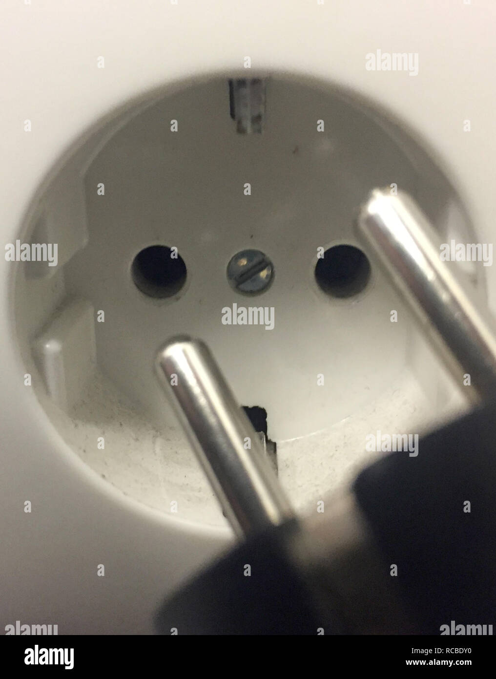 Amburgo, Germania. Xiv gen, 2019. Una presa ed una spina sono visibili in un ufficio. Il fornitore di energia Vattenfall è aumentare i prezzi dell'elettricità in Amburgo. A partire dal 1 marzo su una famiglia con un consumo di elettricità annuale medio di 2500 kilowatt ore in base tariffa alimentazione paga 5,25 euro in più al mese, ha annunciato Vattenfall Europe Sales GmbH. (A dpa Vattenfall aumenta i prezzi dell energia elettrica ad Amburgo del 15.01.2019) Credito: Marcus Brandt/dpa/Alamy Live News Foto Stock