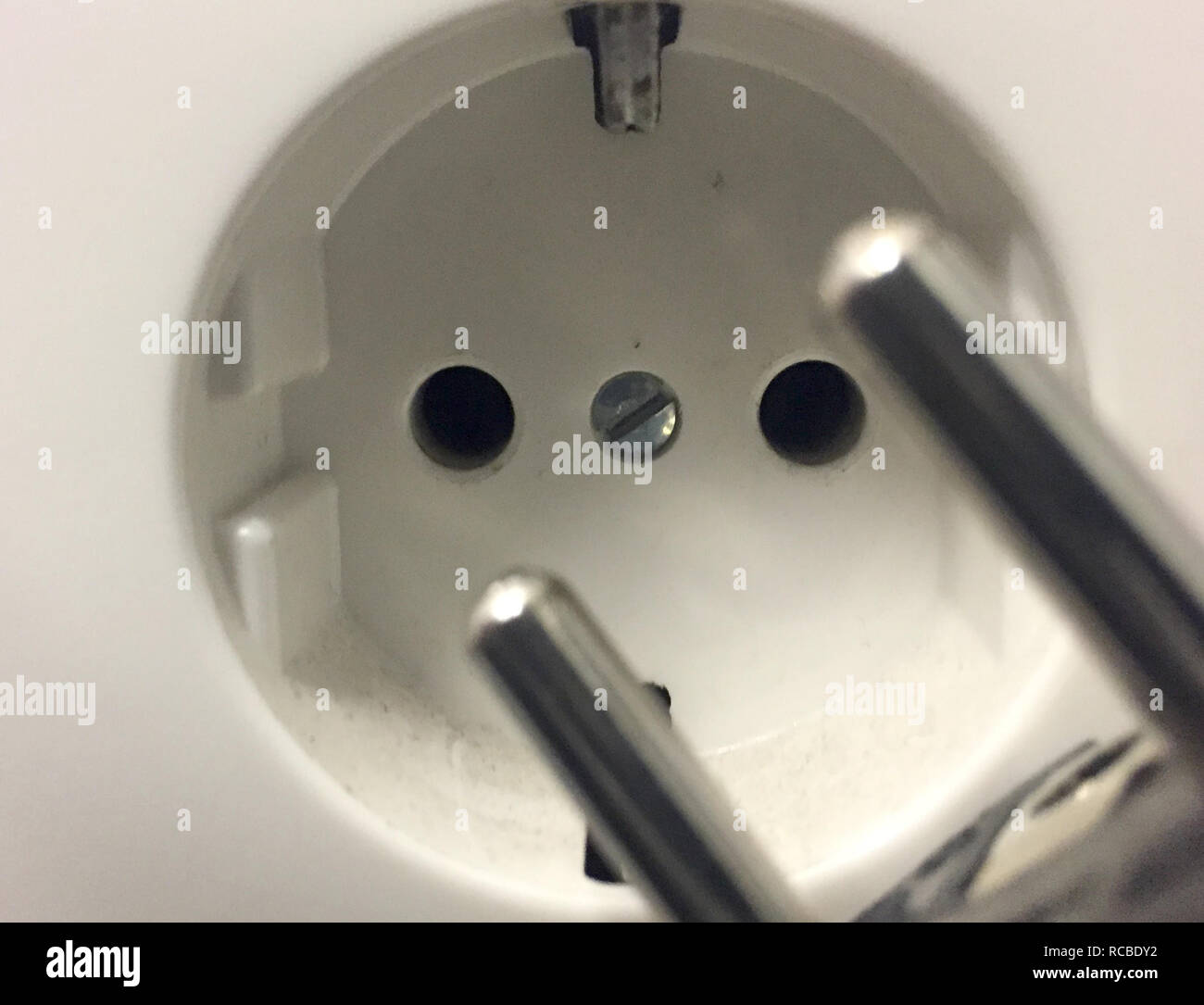 Amburgo, Germania. Xiv gen, 2019. Una presa ed una spina sono visibili in un ufficio. Il fornitore di energia Vattenfall è aumentare i prezzi dell'elettricità in Amburgo. A partire dal 1 marzo su una famiglia con un consumo di elettricità annuale medio di 2500 kilowatt ore in base tariffa alimentazione paga 5,25 euro in più al mese, ha annunciato Vattenfall Europe Sales GmbH. (A dpa Vattenfall aumenta i prezzi dell energia elettrica ad Amburgo del 15.01.2019) Credito: Marcus Brandt/dpa/Alamy Live News Foto Stock