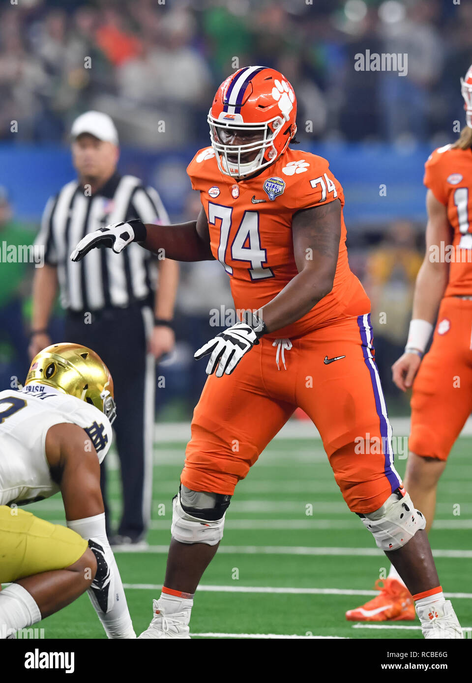 Arlington, TX, Stati Uniti d'America. 29 Dic, 2018. Clemson lineman John Simpson (74), in azione alla NCAA Football Cotton Bowl tra la Clemson Tigers e la Cattedrale di Notre Dame Fighting Irish di AT&T Stadium di Arlington, TX. (Assoluta fotografo completo & Company Credit: Joe Calomeni/MarinMedia.org/Cal Sport Media) Credito: csm/Alamy Live News Foto Stock