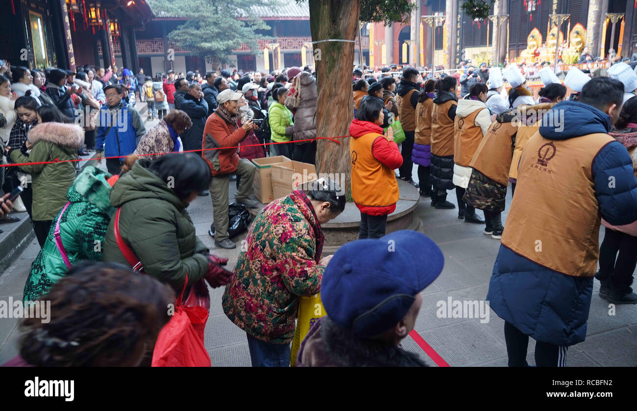 Chengdu Chengdu, in Cina. 15 gennaio, 2019. Chengdu, Cina-persone attendere in una linea lunga per ottenere farinata di riso al monastero di Wenshu a Chengdu, southwest ChinaÃ¢â'¬â"¢s nella provincia di Sichuan, su Laba Farinata di Riso Festival. Come un cinese tradizionale festa celebrata da Han nazionalità, Laba Festival viene considerato come il preludio al Festival Cinese della Primavera. Spetta all'ottavo giorno del dodicesimo mese del calendario lunare cinese Le persone fanno e mangiare farinata di riso per celebrare il giorno, così è denominata la farinata di riso Festival come bene. Credito: SIPA Asia/ZUMA filo/Alamy Live News Foto Stock