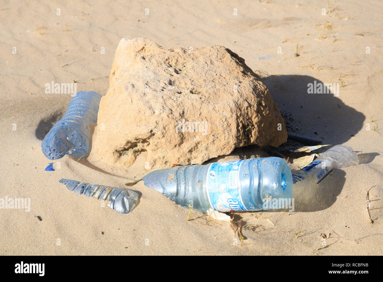 Beirut, Libano. Il 15 gennaio 2019. Bottiglie vuote tra centinaia di oggetti di plastica e articoli di consumo abbandonati e lavato su di una spiaggia pubblica a sud di Beirut. Si stima che 1,1 a 8,8 milioni di tonnellate (MT) di rifiuti di plastica che entra nell'oceano dalla comunità costiere ogni anno e animali marini sono stati lesi da impigliamento in oggetti in plastica Credito: amer ghazzal/Alamy Live News Foto Stock