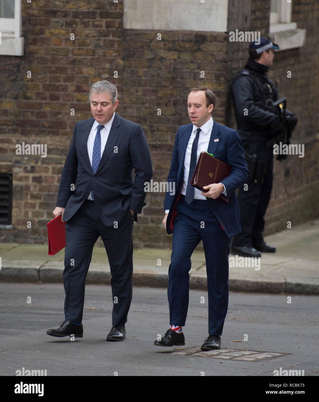 A Downing Street, Londra, Regno Unito. Il 15 gennaio 2019. Brandon Lewis, Partito Conservatore Presidente a Downing Street per settimanale riunione del gabinetto accompagnato da Matt Hancock, Segretario di Stato per la salute e la cura sociale indossando variopinti bandiera europea calze. Credito: Malcolm Park/Alamy Live News. Foto Stock