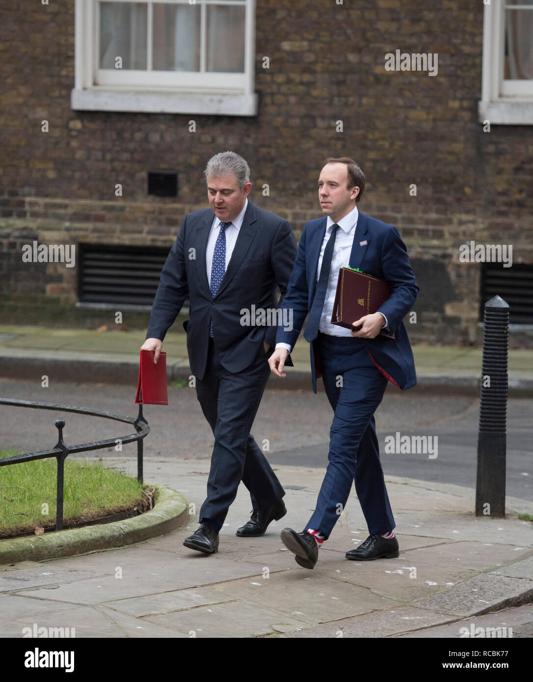 A Downing Street, Londra, Regno Unito. Il 15 gennaio 2019. Brandon Lewis, Partito Conservatore Presidente a Downing Street per settimanale riunione del gabinetto accompagnato da Matt Hancock, Segretario di Stato per la salute e la cura sociale indossando variopinti bandiera europea calze. Credito: Malcolm Park/Alamy Live News. Foto Stock
