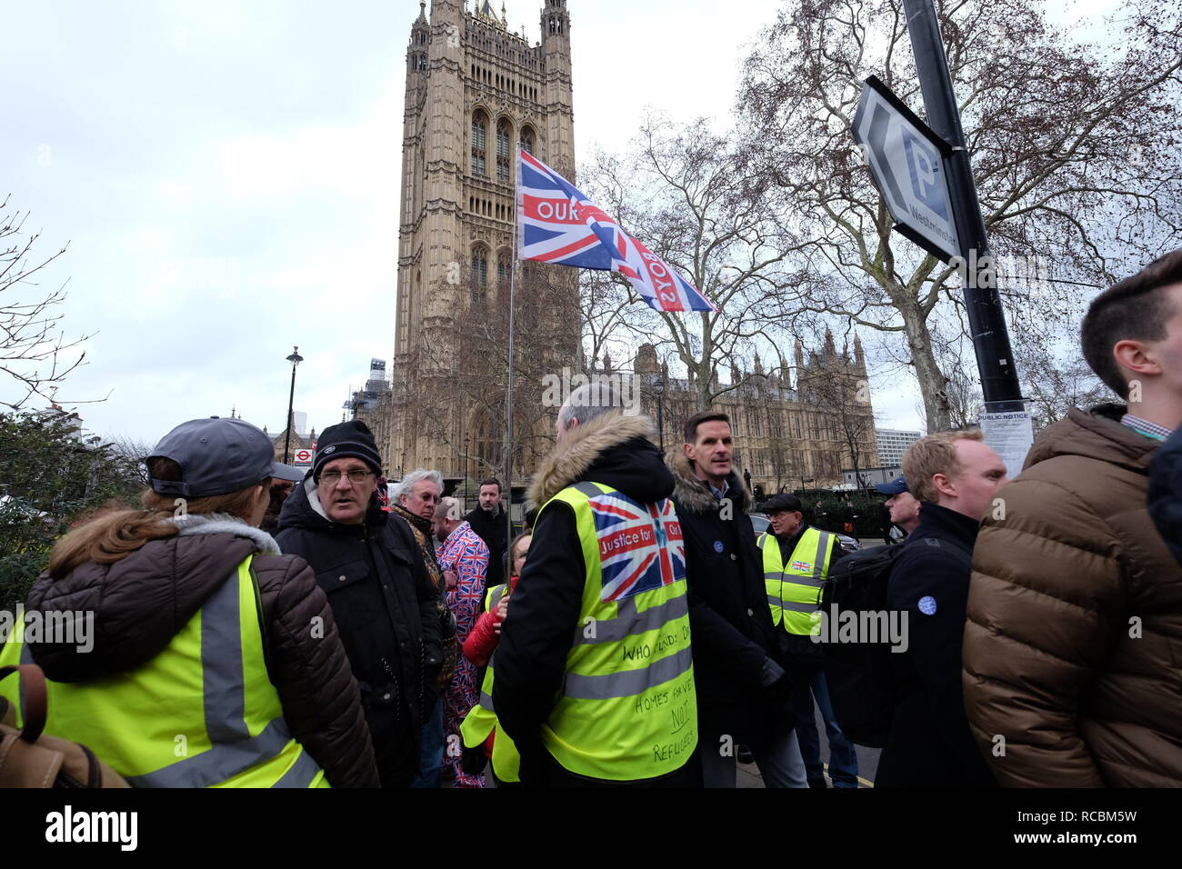 Londra, Regno Unito. 15 gennaio, 2019. Uscire e restare sostenitori così come i politici, i supporti e i religiosi doomsayers raccogliere al di fuori del Parlamento Credito: Londonphotos/Alamy Live News Foto Stock