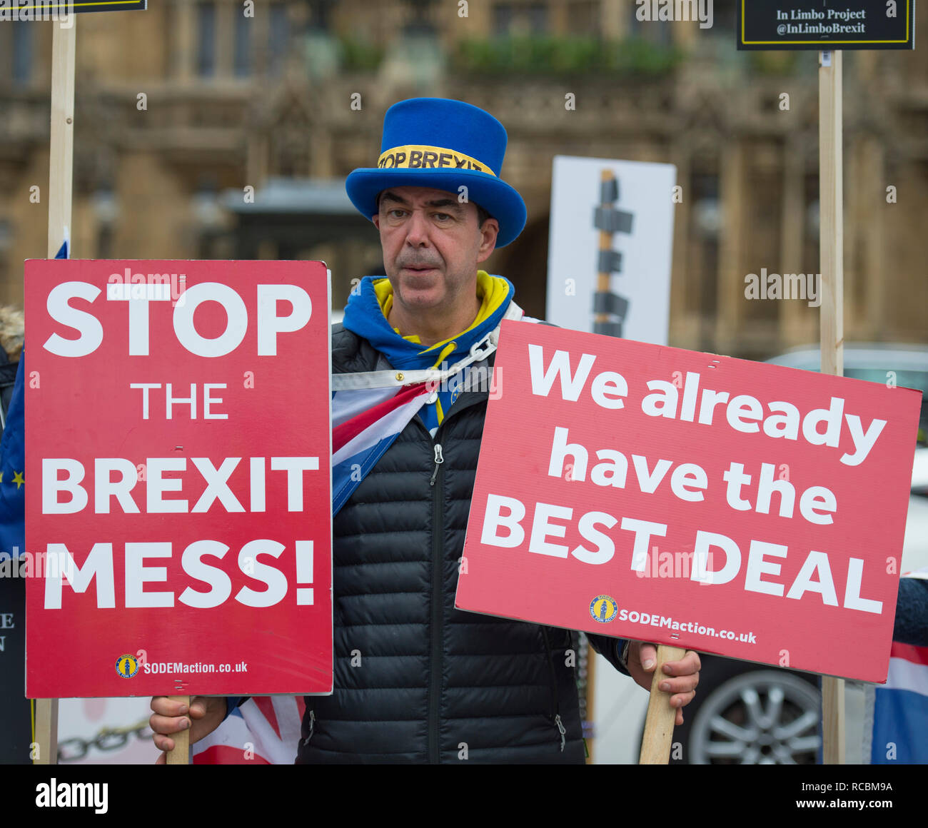 Westminster, Londra, Regno Unito. Il 15 gennaio, 2019. Dimostranti fuori le case del Parlamento il giorno in cui il "voto significativo" è stato votato per l'approvazione o il rifiuto di Theresa Maggio Brexit della trattativa. Credito: Malcolm Park/Alamy Live News. Foto Stock
