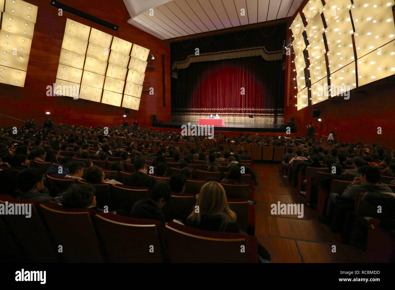 Il senatore a vita Liliana Segre incontra gli studenti delle scuole al teatro degli Arcimboldi (Massimo Alberico, Milano - 2019-01-15) p.s. la foto e' utilizzabile nel rispetto del contesto in cui e' stata scattata, e senza intento diffamatorio del decoro delle persone rappresentate Foto Stock