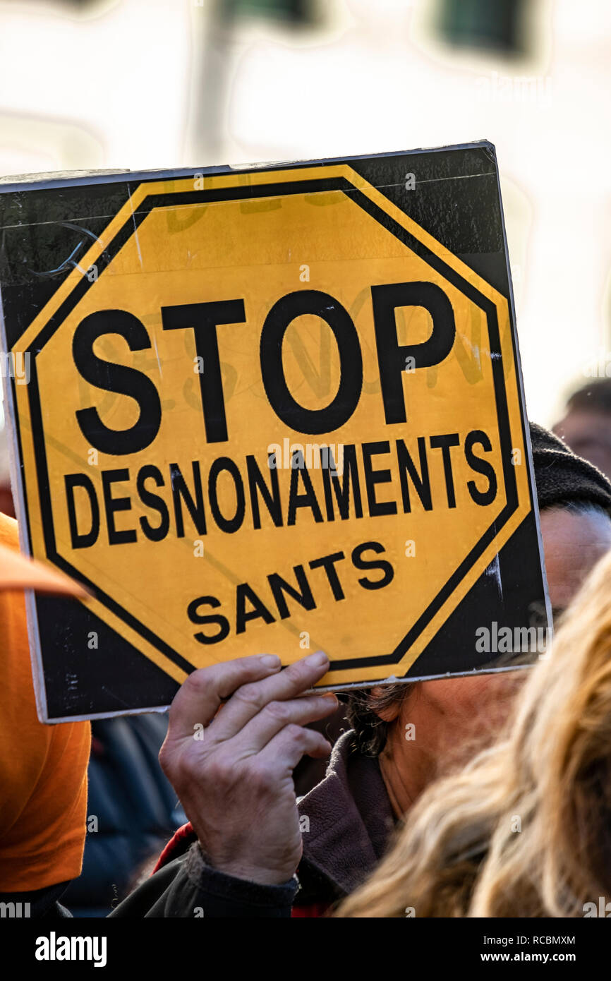 Un poster con il testo Stop sfratti è visto durante la conferenza stampa. Centinaia di persone si sono riunite presso la porta della città di giustizia a Barcellona per supportare la chiamata nella presentazione della nuova piattaforma sociale chiamato Prou Desnonaments Oberts (abbastanza di sfratti aperto). La Spagna ha sofferto nel 2018 di 44.606 gli sfratti. Molti di loro vengono fermati dall'intervento dei paesi vicini. "Aprire lo sfratto' non hanno un giorno specifico e il tempo, in modo che i vicini non può evitare di esso. La nuova piattaforma sociale ha chiesto al Decano di giustizia di revocare la legge che regola la aprire lo sfratto. Foto Stock