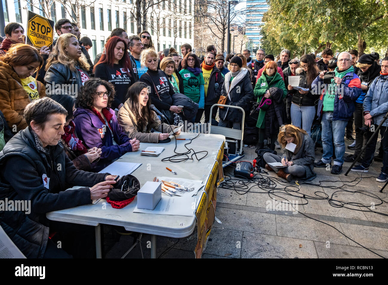 Un portavoce per la nuova piattaforma sociale è visto la lettura del comunicato stampa. Centinaia di persone si sono riunite presso la porta della città di giustizia a Barcellona per supportare la chiamata nella presentazione della nuova piattaforma sociale chiamato Prou Desnonaments Oberts (abbastanza di sfratti aperto). La Spagna ha sofferto nel 2018 di 44.606 gli sfratti. Molti di loro vengono fermati dall'intervento dei paesi vicini. "Aprire lo sfratto' non hanno un giorno specifico e il tempo, in modo che i vicini non può evitare di esso. La nuova piattaforma sociale ha chiesto al Decano di giustizia di revocare la legge che regola la aprire lo sfratto. Foto Stock