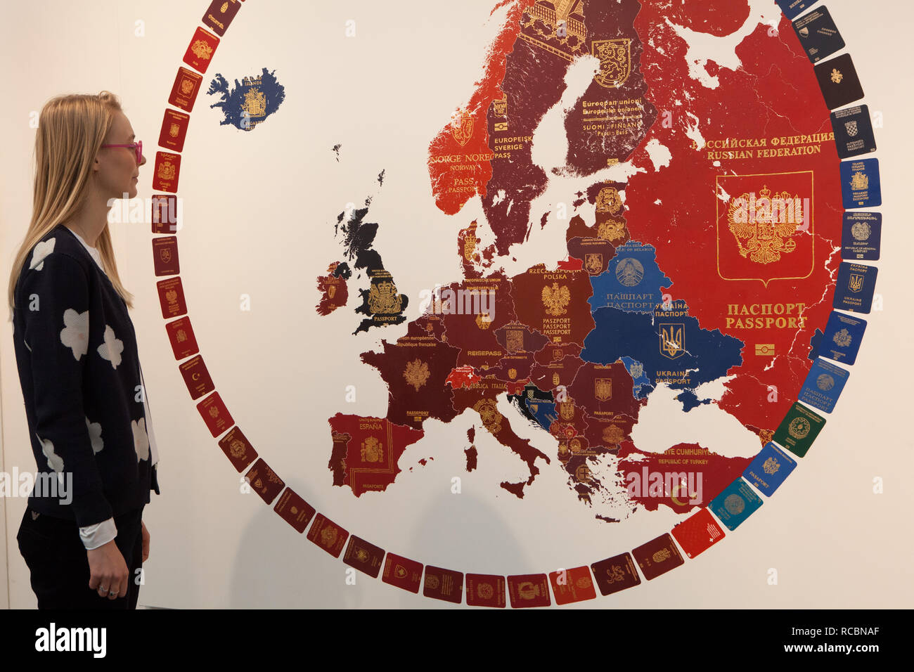 Londra, Regno Unito. Il 15 gennaio, 2019. Una giovane donna guarda a 'More in Europa: Europa 2019" da artista British-Bulgarian Yanko Tihov presso il London Art Fair 2019 che si svolgerà presso il Business Design Centre di Islington, da 16-20 gennaio. Credito: Anna Watson/Alamy Live News Foto Stock