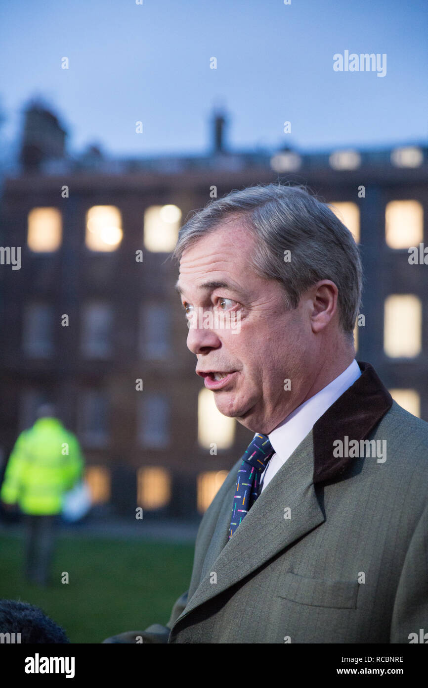 Londra, Regno Unito. Il 15 gennaio, 2019. Nigel Farage parla ai media su College Green Credito: George Wright Cracknell/Alamy Live News Foto Stock