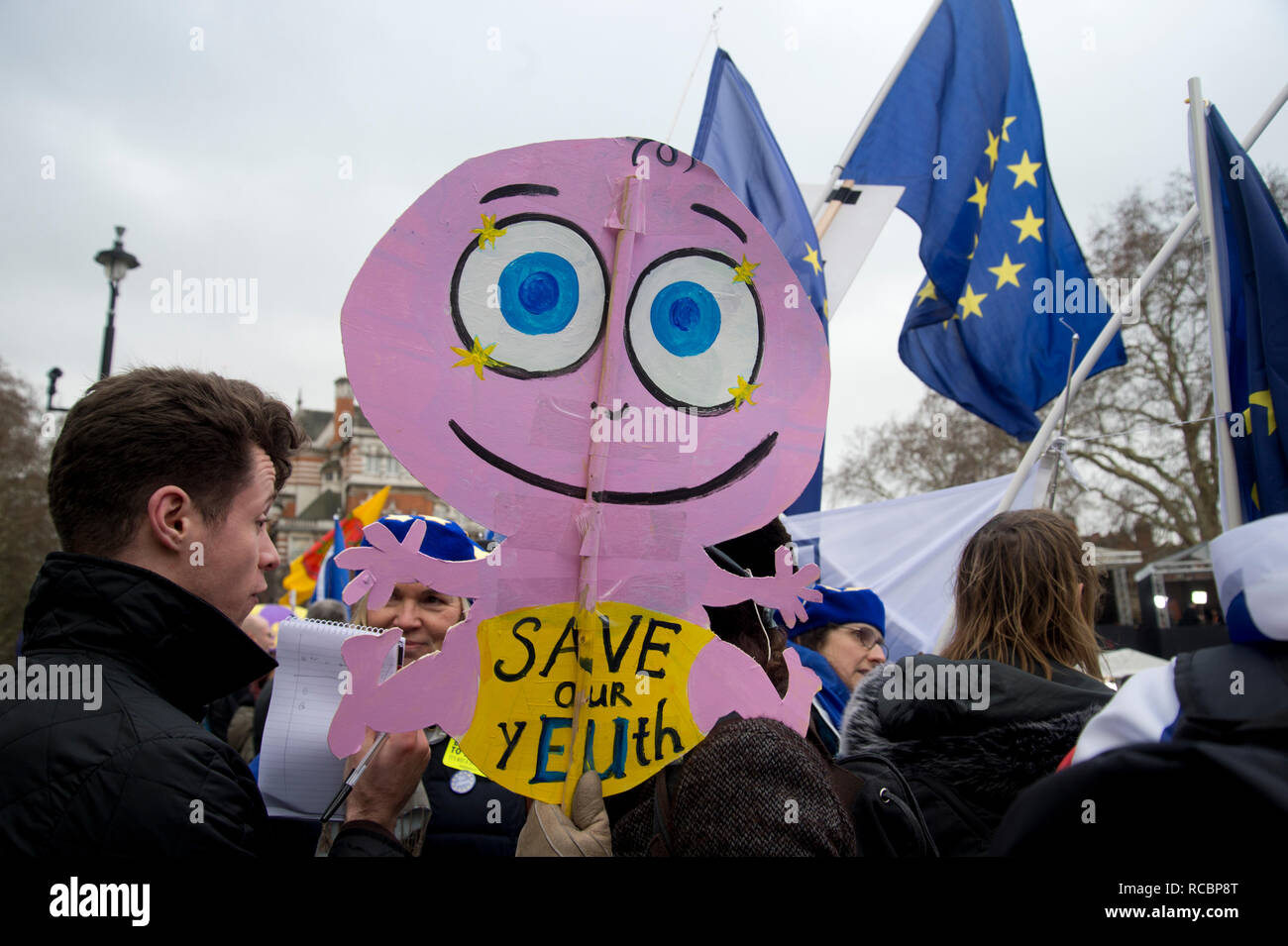 Westminster, Londra, Regno Unito. 15 gennaio 2019. Le manifestazioni al di fuori della sede del Parlamento come MPS votare su PM Theresa Maggio Brexit della trattativa. Un manifestante detiene un cartoncino cut-out nella forma di un credito di bambino: Jenny Matthews/Alamy Live News Foto Stock