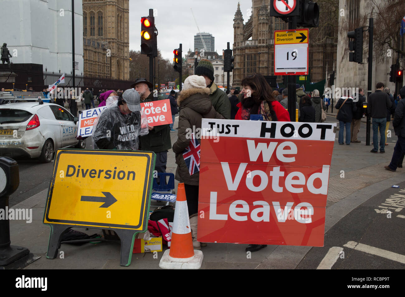 Londra REGNO UNITO 15 Jan 2019 Anti-Brexit protester dimostrare al di fuori della sede del parlamento di Westminster. I dimostranti si riuniscono nel giorno della storica votazione significativi come il Primo ministro britannico, Theresa Maggio, va alla Camera dei Comuni nel tentativo di convincere i parlamentari a tornare alla sua Brexit trattativa. Credito: Thabo Jaiyesimi/Alamy Live News Foto Stock