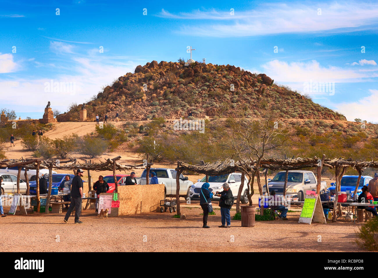 Nativi indiani americani della Tohono O'odham nazione la vendita di pane fritto al di fuori della Missione di San Xavier del Bac in Arizona Foto Stock