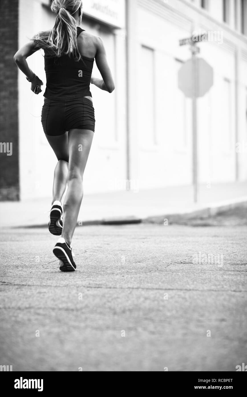Donna jogging in città Foto Stock