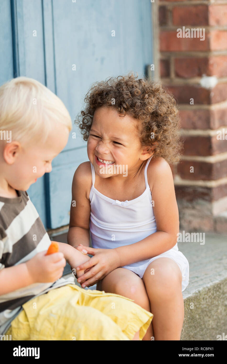 Piccolo Ragazzo e una ragazza tenendo le mani Foto Stock