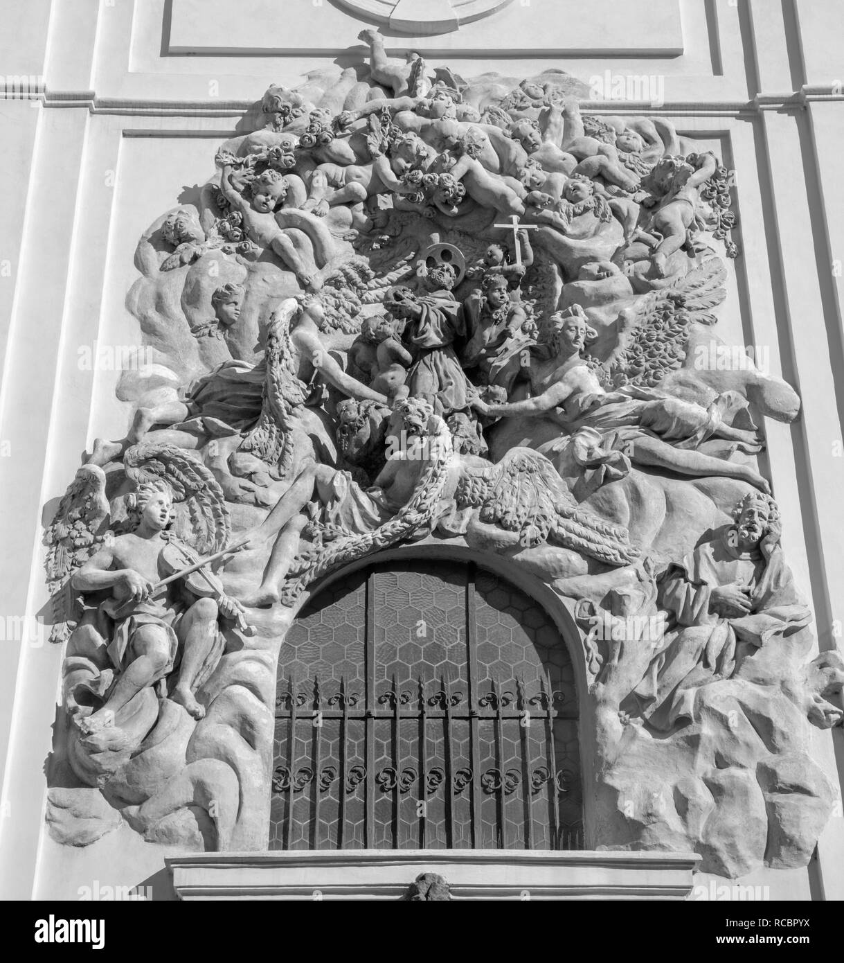 Praga, Repubblica Ceca - 18 ottobre 2018: dal barocco al rilievo dell apostolo san Francesco di Assisi oltre il lato ingresso di Bazilika Svatého Jakuba Většího Foto Stock