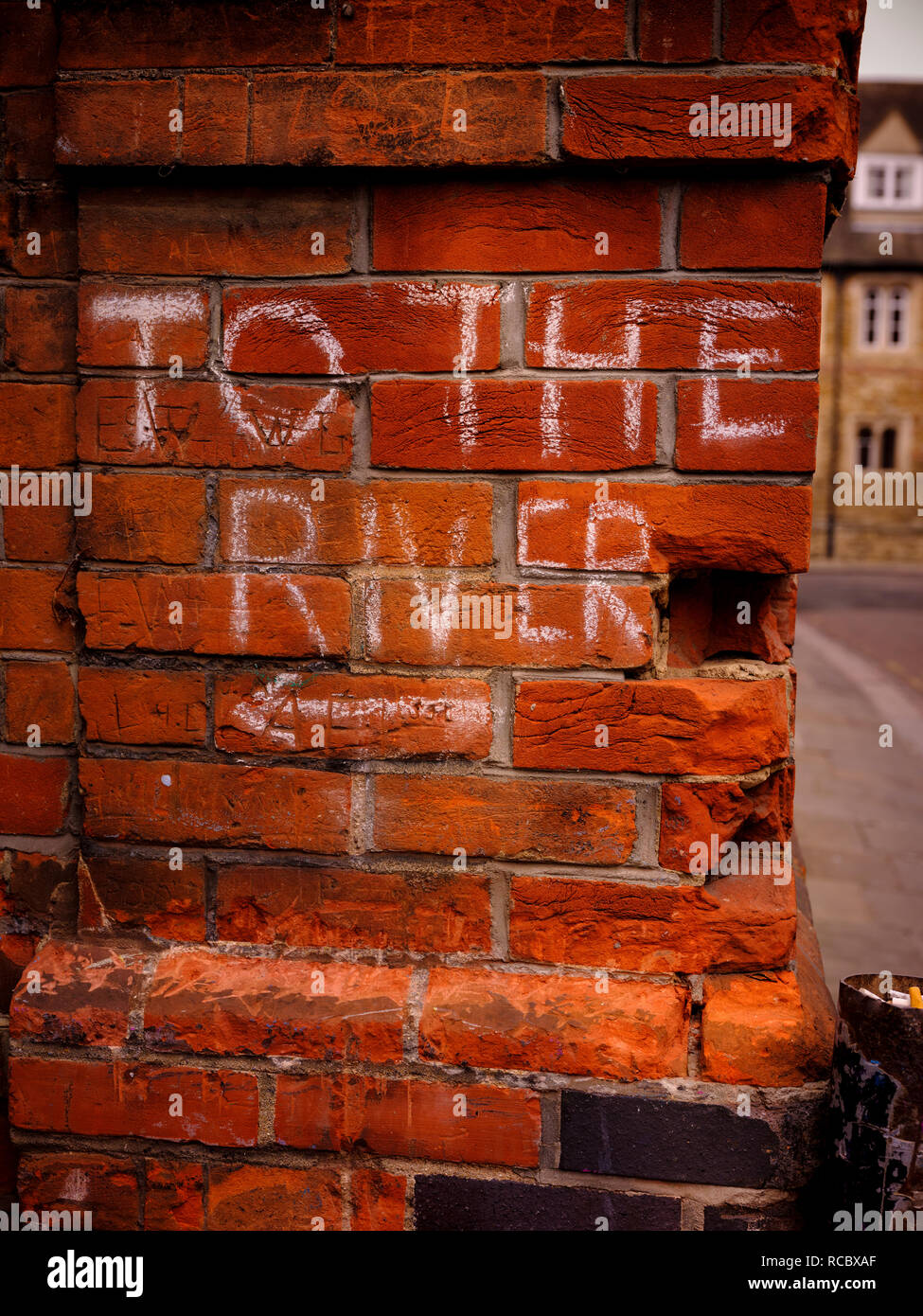 "Il fiume" scritto in gesso su una parete di guida i visitatori al fiume Cam nel centro di Cambridge Regno Unito. Foto Stock