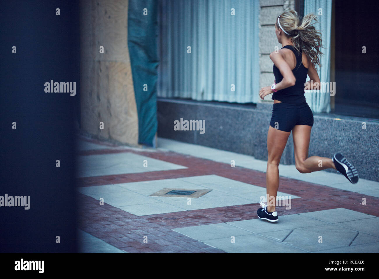Donna jogging in città Foto Stock