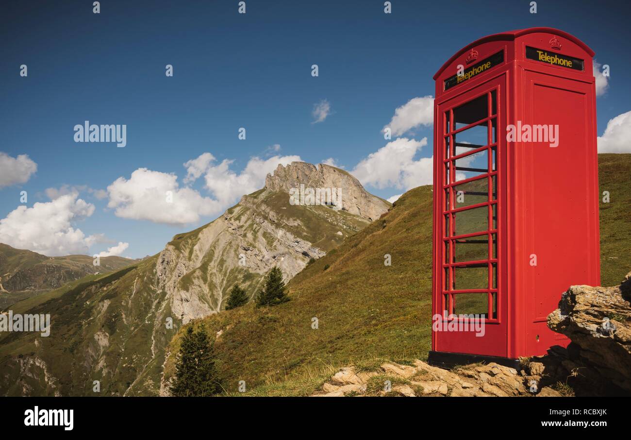 Telefono rosso nella casella vicino a Mont Blanc, Francia in estate erba Foto Stock
