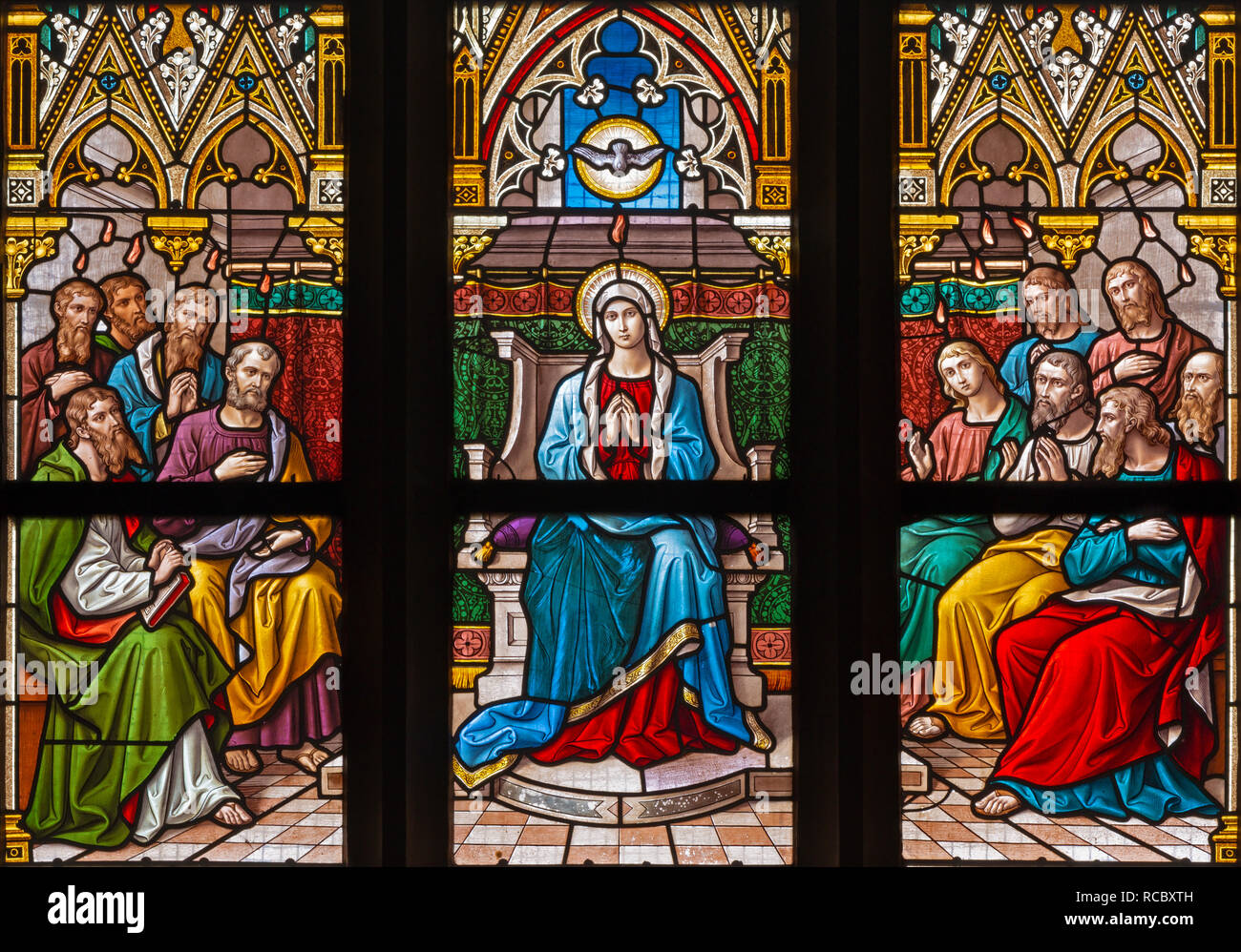 Praga, Repubblica Ceca - 12 ottobre 2018: La Pentecoste sul vetro di finestra nella chiesa Bazilika svatého Petra a Pavla na Vyšehrade da František Sequens Foto Stock
