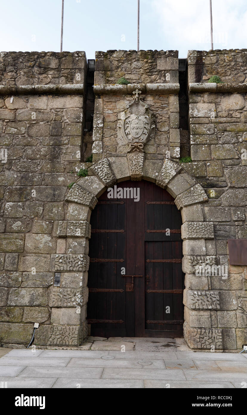 Vecchio browm in legno porta o la fortezza di San Giovanni in Vila do Conde vicino a Porto in Portogallo, una costruzione militare del Cinquecento la cui funzione Foto Stock