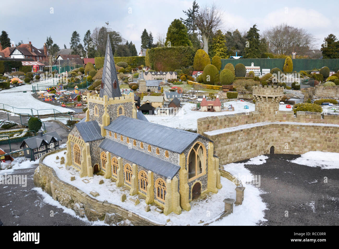 La Chiesa nella città nuova a Bekonscot Model Village, Beaconsfield, Buckinghamshire, Regno Unito. In inverno neve. Foto Stock