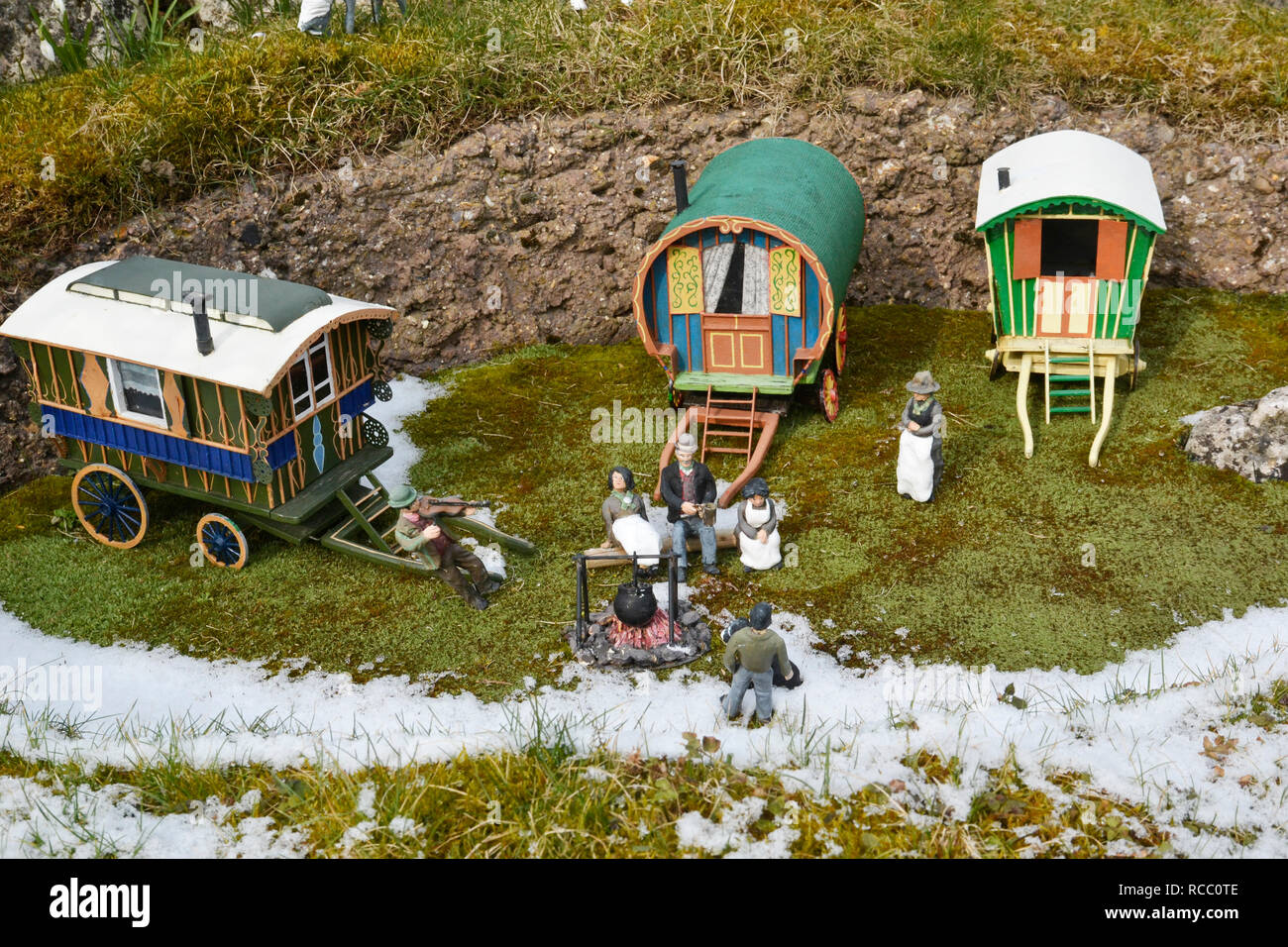 Gypsy Caravans A Bekonscot Model Village, Beaconsfield, Buckinghamshire, Regno Unito. In inverno neve. Foto Stock