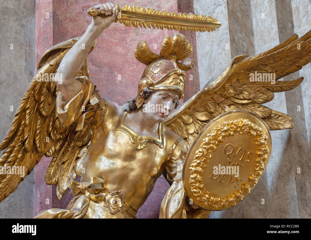 Statua San Michele Arcangelo Grande Statua di arcangelo michele immagini e fotografie stock ad alta