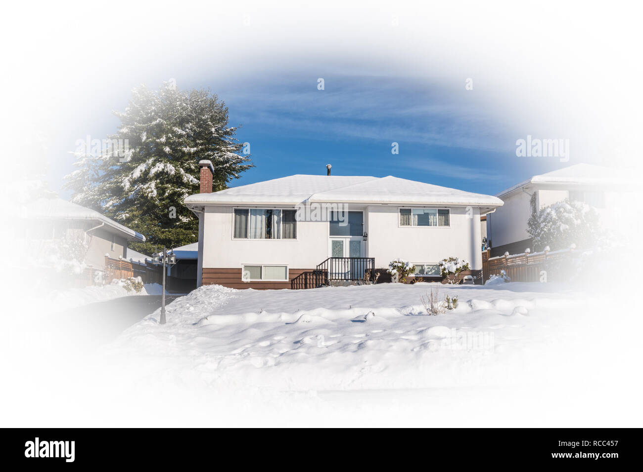 Vecchio modesta casa residenziale in neve sulla soleggiata giornata invernale Foto Stock