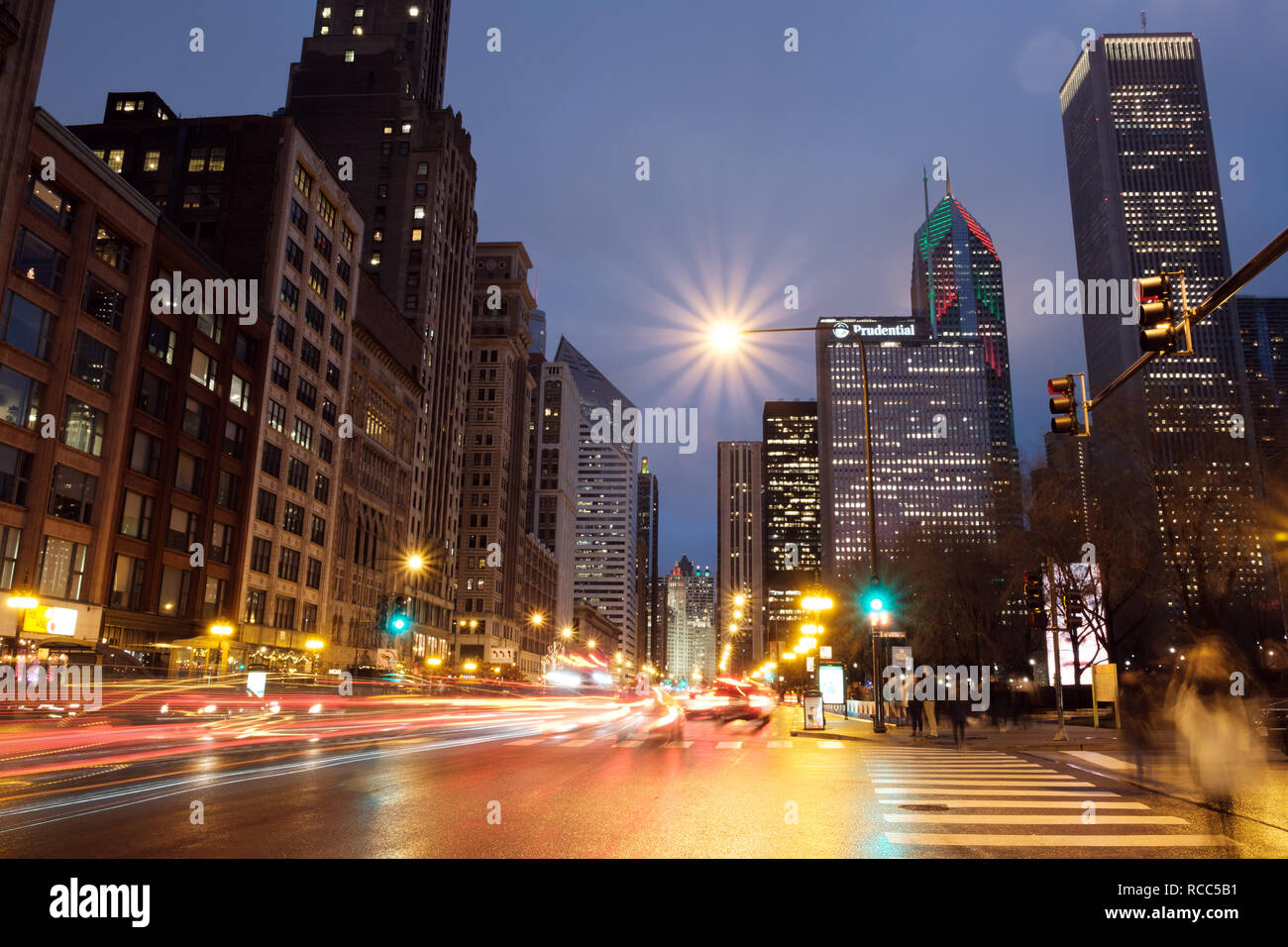 Paesaggio notturno di Chicago Downtown skyline di Millennium Park, Chicago, Illinois USA Foto Stock