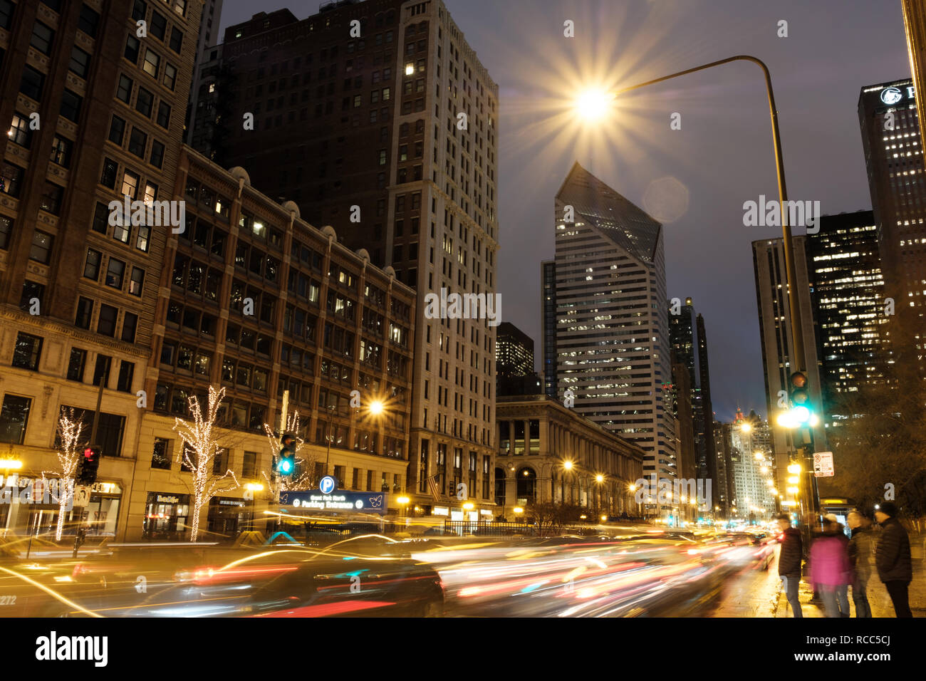 Paesaggio notturno di Chicago Downtown skyline di Millennium Park, Chicago, Illinois USA Foto Stock
