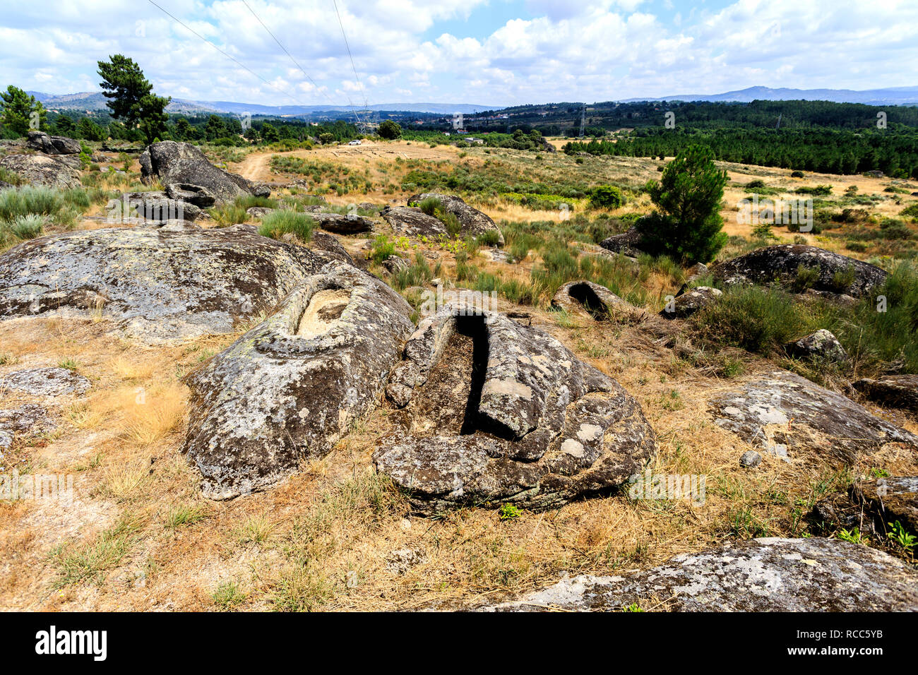 Vista di una coppia di roccia di granito tagliato non-antropomorfi graves al St Gens necropoli site vicino a Celorico da Beira, Beira Alta, Portogallo Foto Stock