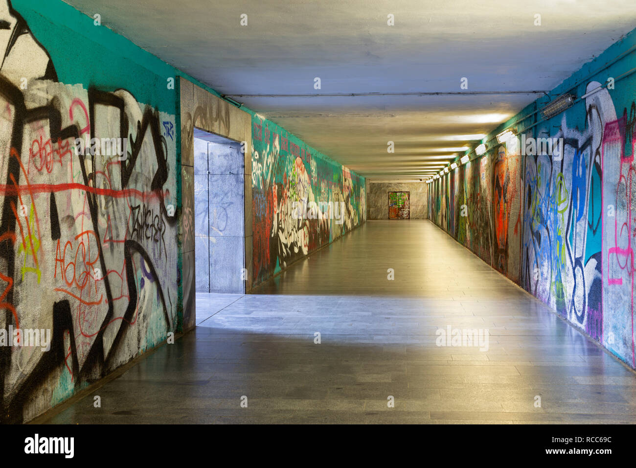 Praga, Repubblica Ceca - 16 ottobre 2018: i graffiti in metropolitana. Foto Stock