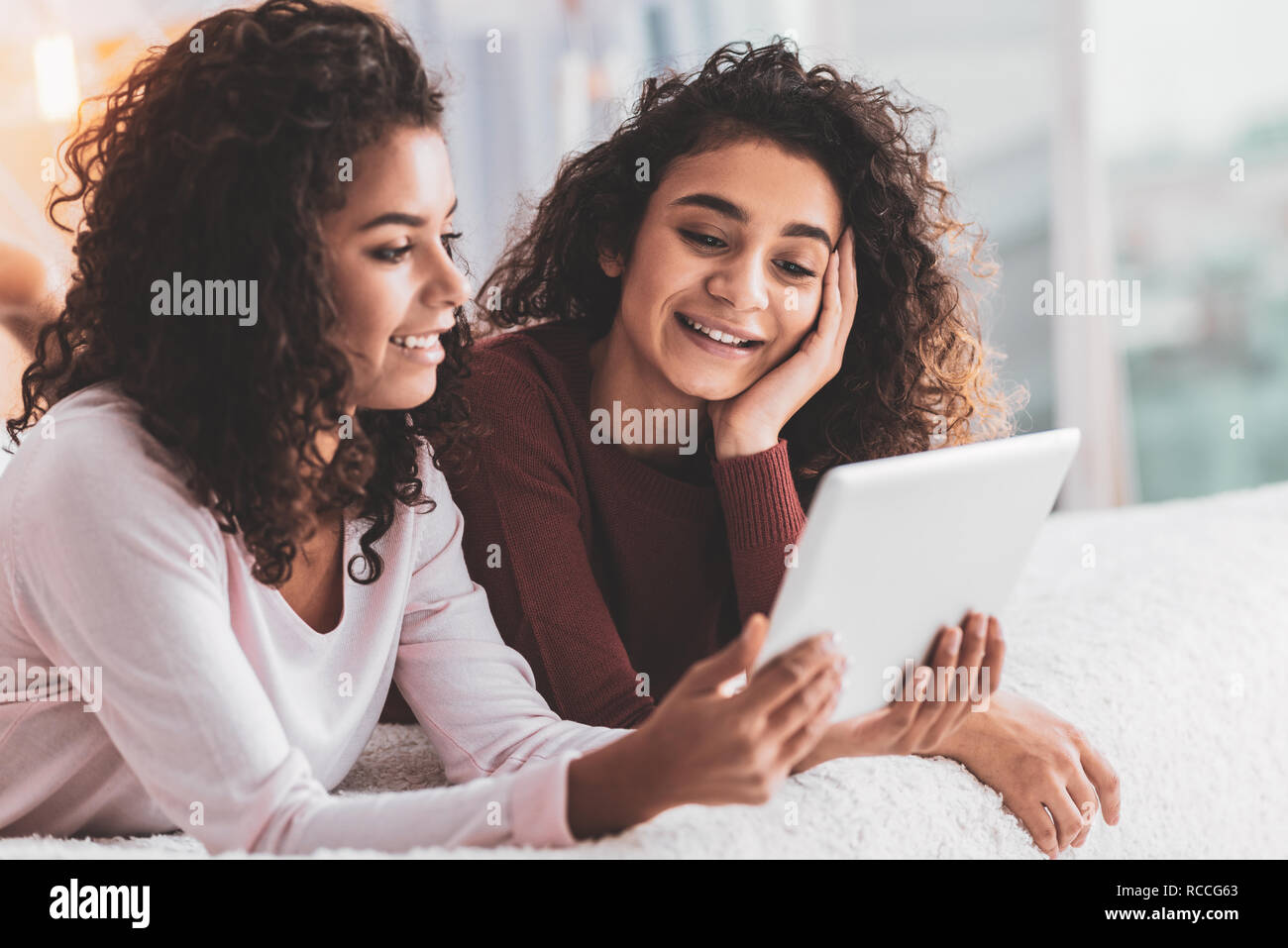 Cura la sorella mostrando il suo gemello di foto memorabile Foto Stock