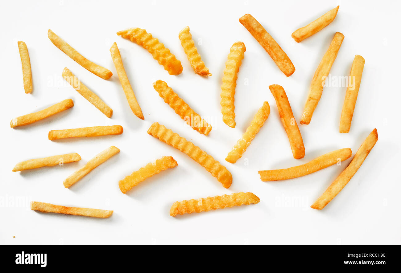 Vista piana di singoli patatine fritte in vista aerea del taglio di ondulazione e forno chips Foto Stock