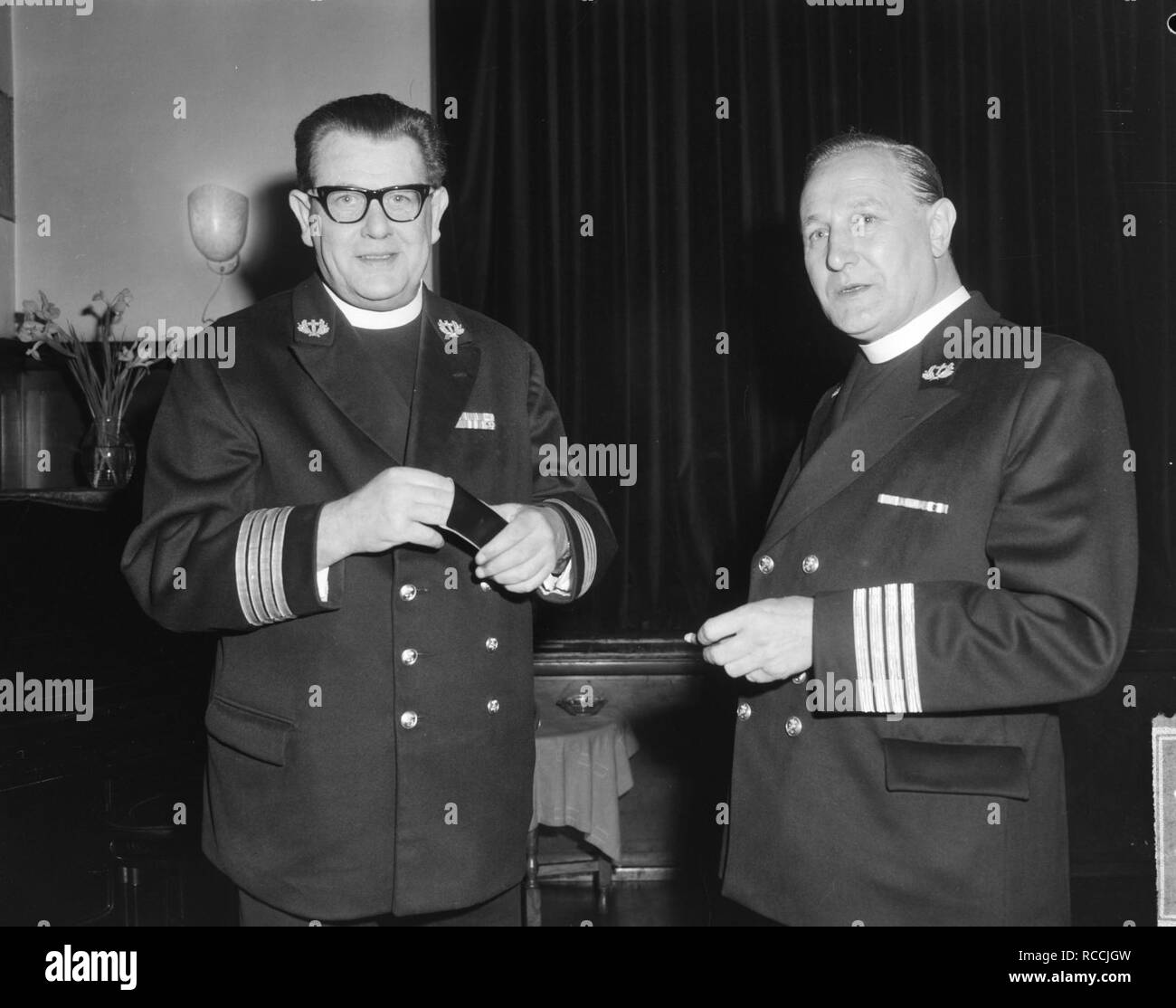 Afscheidsreceptie van Hoofd Vloot Aalmoezenier kaptein ter Zee Mons. J. F. M. de , Bestanddeelnr 915-2720. Foto Stock