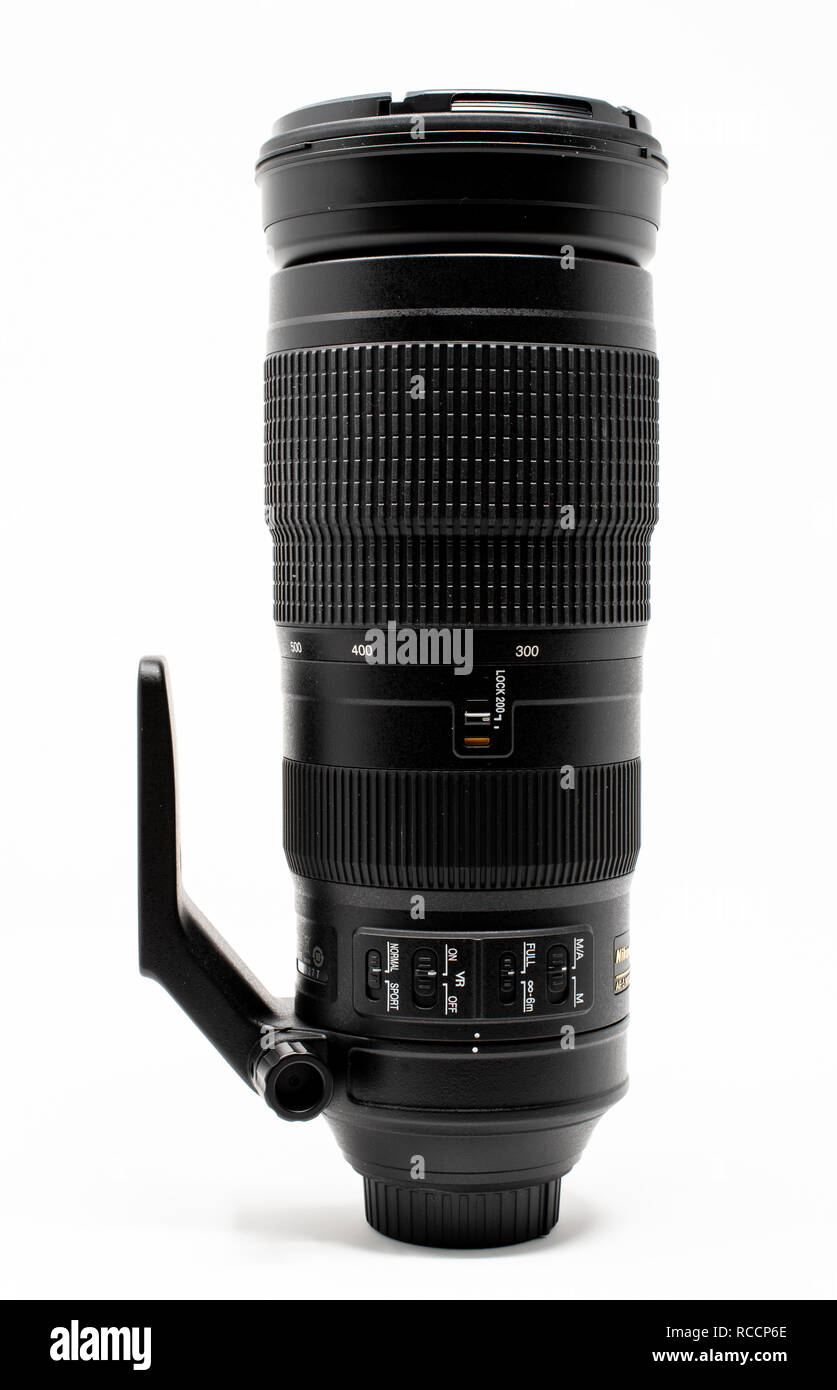 Reading, Regno Unito - 30 dicembre 2018: un Nikon 200-500 mm f5.6 ED VR super teleobiettivo Foto Stock