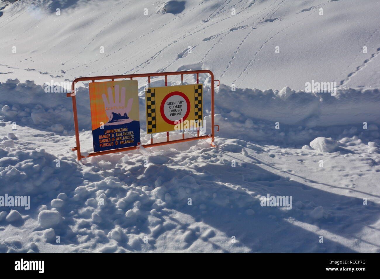 Pericolo valanghe di segno. Strada chiusa a causa di pericolo di valanghe nelle Alpi austriache. Massiccia caduta di neve in Europa centrale. Foto Stock