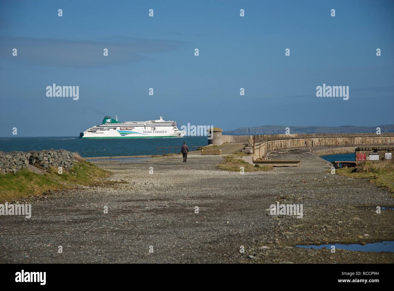 Il Traghetto irlandese capi nel porto di Holyhead passato il frangiflutti Holyhead, Holyhead, Anglesey, Galles del Nord, Regno Unito Foto Stock