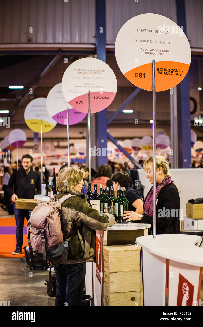 Strasburgo Francia 19 Feb 18 Donna Comprare Il Vino Francese Al Vignerons Independant Inglese Indipendente Vinicolo Della Francia Fiera Del Vino A Strasburgo Foto Stock Alamy